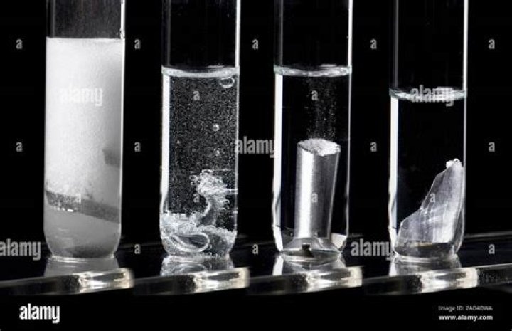 Does hydrochloric acid react with gold?