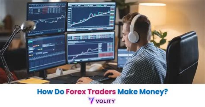 How do currency traders make money?
