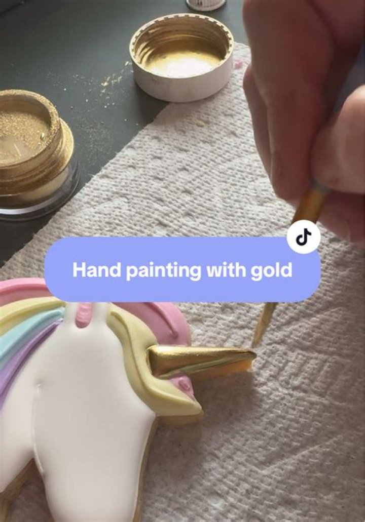 How do you splash gold on cookies?