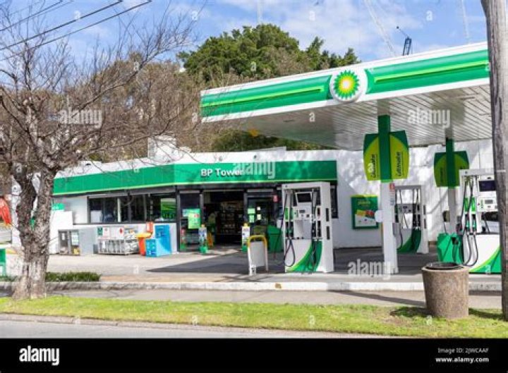 How old do you have to be to work at a petrol station in Australia?