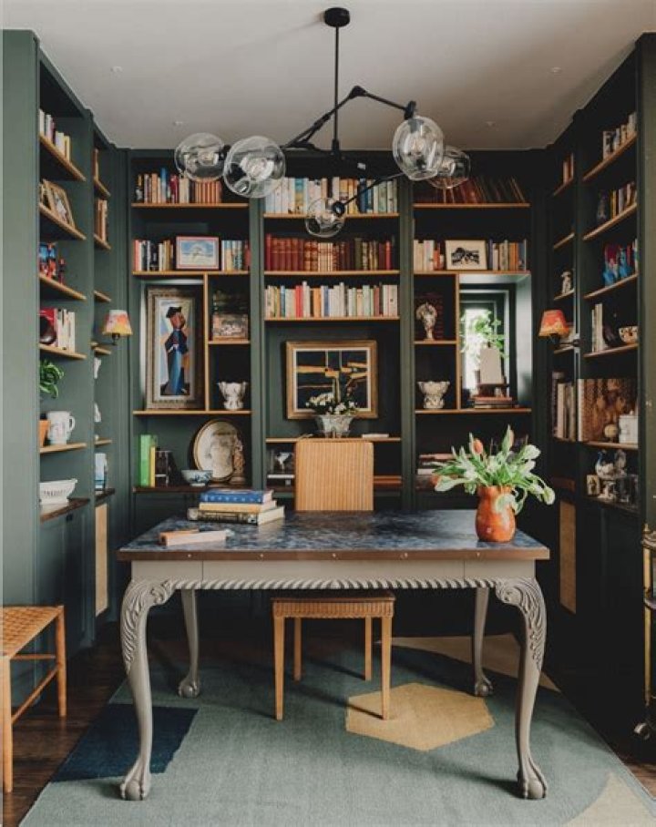 What does it mean to read the shelves in a library?