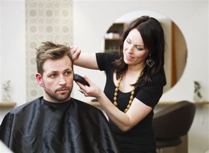 What is the difference between hairdresser and cosmetologist?