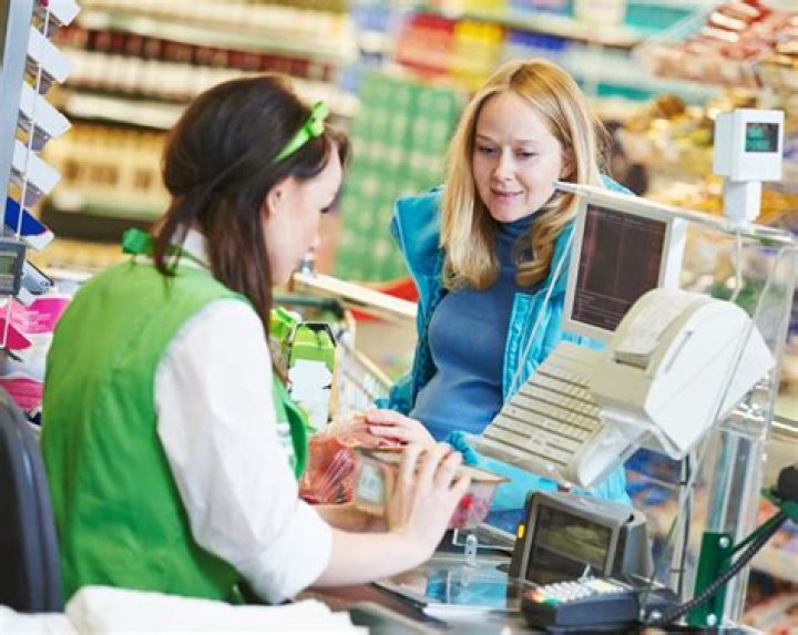 What is the role of Cashier in restaurant?